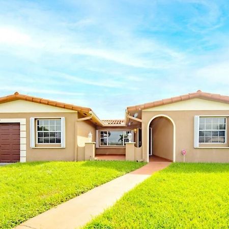 Stunning Lake-Front Villa With Pool & Spa Pembroke Pines Bagian luar foto