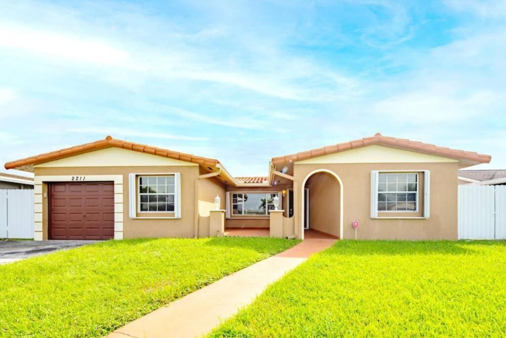 Stunning Lake-Front Villa With Pool & Spa Pembroke Pines Bagian luar foto