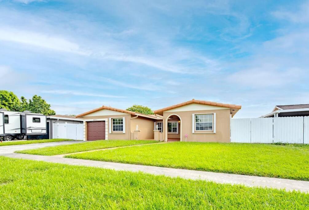 Stunning Lake-Front Villa With Pool & Spa Pembroke Pines Bagian luar foto