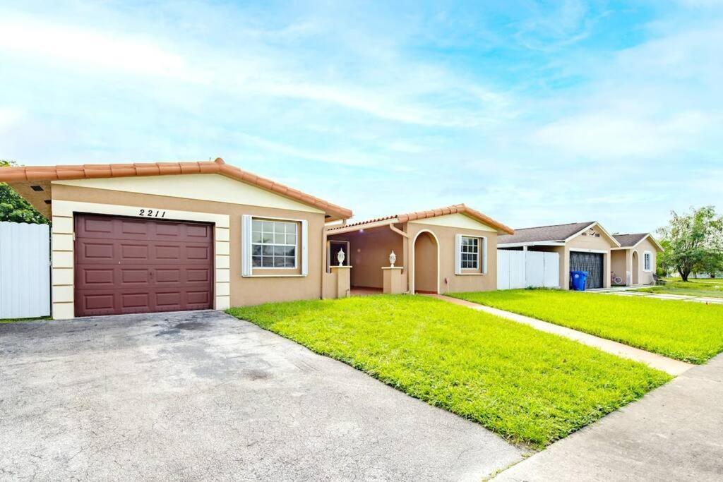 Stunning Lake-Front Villa With Pool & Spa Pembroke Pines Bagian luar foto