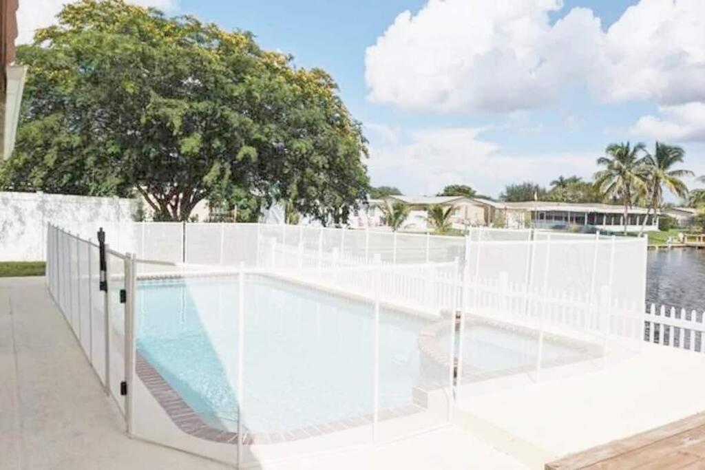 Stunning Lake-Front Villa With Pool & Spa Pembroke Pines Bagian luar foto